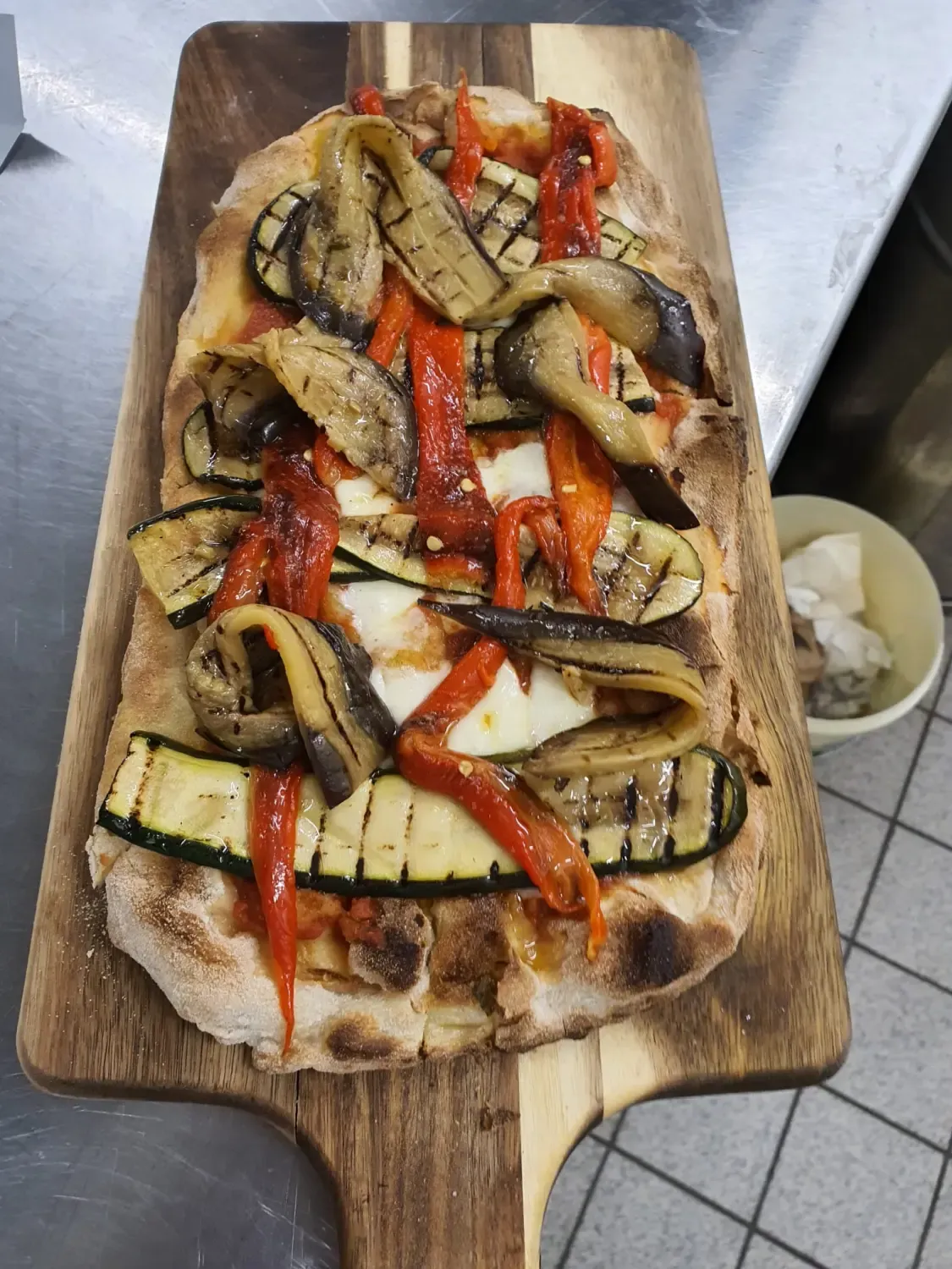 Steinofen-Pizza mit gegrilltem Gemüse – Zucchini, Aubergine und Paprika